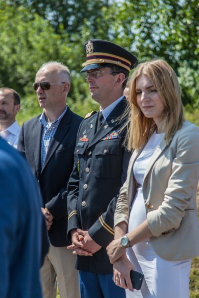 Mieszkańcy podczas uroczystości otwarcia ronda im. Gen. Meriana C. Coopera